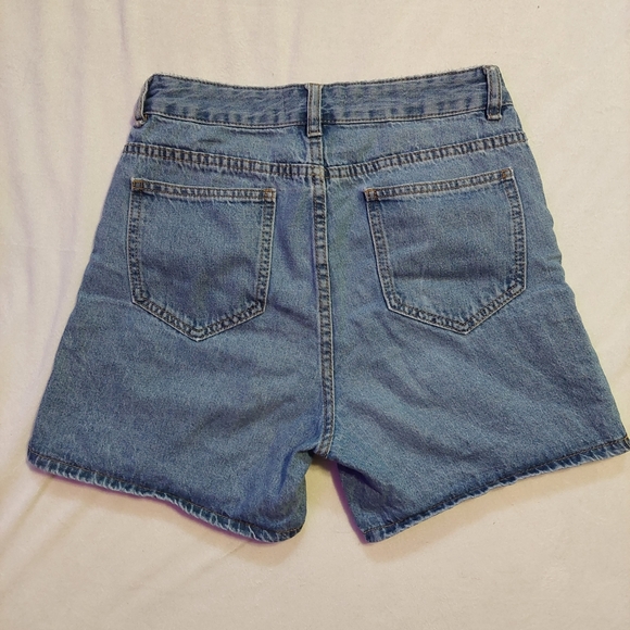 Distressed denim mom Jean shorts - Picture 2 of 5